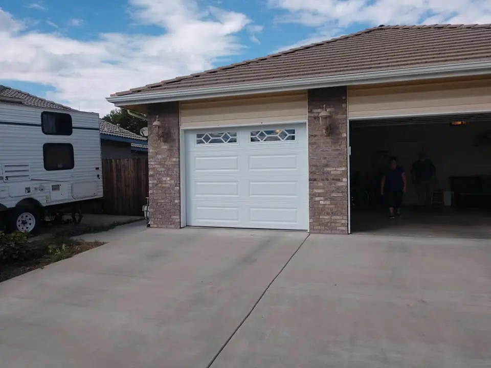 48063048_961226507419623_6707342631074004992_n Completed residential garage door installation, showcasing quality craftsmanship and design.