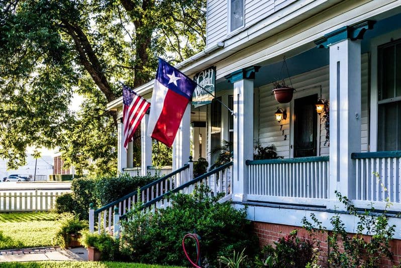 American and Texas state flags