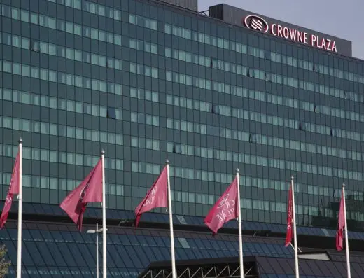 Spoljna fasada Crowne Plaza Beograd hotela sa brendiranim zastavama ispred zgrade
