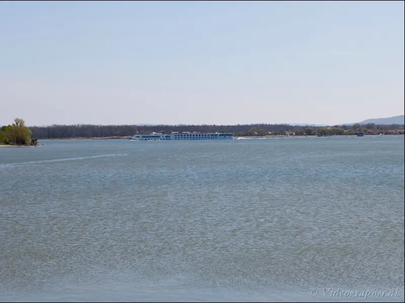 Panorama Dunava kod Hotel AquaStar Danube sa rečnim kruzerom u daljini, širokom vodenom površinom i obalom