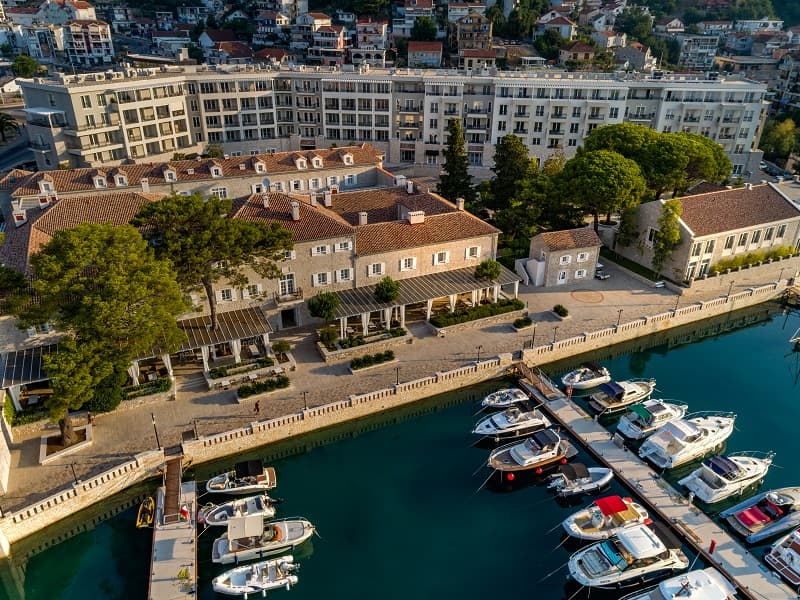 Lazure Hotel & Marina