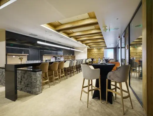 Bar u Gorski Hotel & Spa sa kamenim šankom i visokim stolicama u planinskom ambijentu