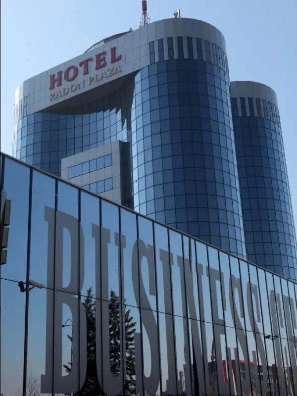 Fasada Radon Plaza Hotel sa staklenim kulama, natpisom Business centar u prizemlju i pogledom na plavo nebo