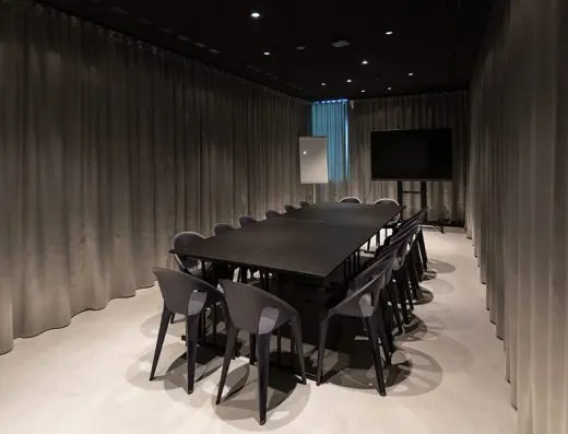 Boardroom sala u hotelu Zonar Zagreb sa tamnim stolom, sivim dizajnerskim stolicama, svetlosivim zavesama, televizorom i flipchart tablom