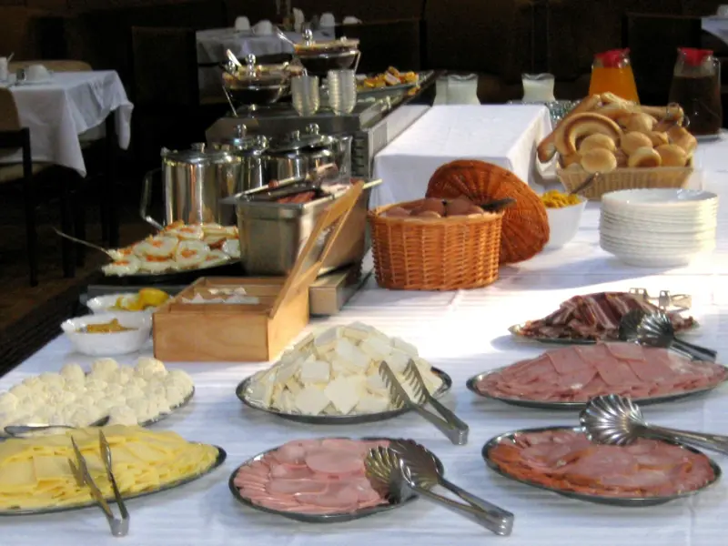 Bife doručak u restoranu HTP Ulcinjska rivijera sa izborom sireva, narezaka, peciva, toplih jela i voćnih sokova
