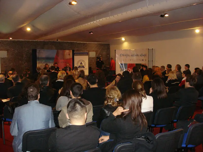 Konferencija i panel diskusija u sali Jadranski sajam sa govornicima za stolom, publikom i promotivnim banerima