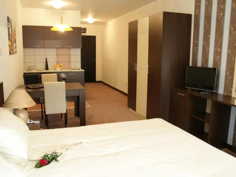 Apartman u Hotel Royal Spa sa bračnim krevetom, mini kuhinjom, trpezarijskim stolom i tapetom sa prugama