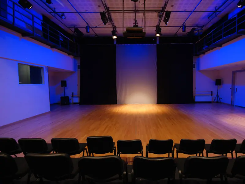 Eksperimentalna scena Opera & Theatre Madlenianum sa frontalnim pogledom na binu, plavim osvetljenjem i zvučnicima