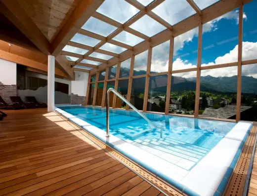 Spa bazen u Bohinj Park Eco Hotel sa staklenim krovom i zidovima, drvenom konstrukcijom i pogledom na planine