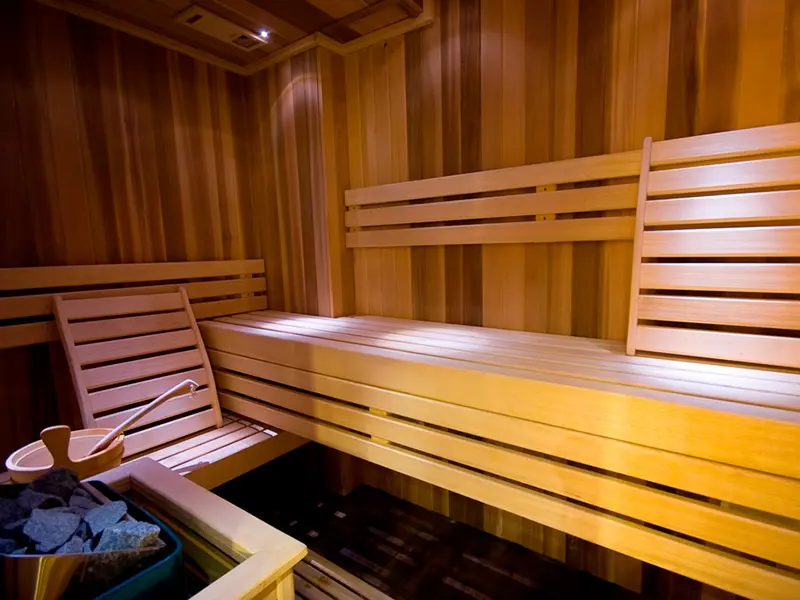 Finska sauna u Prezident Hotel sa drvenim klupama, kamenim grejačem i drvenom kutlačom