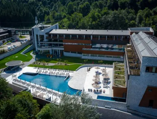 Aerial pogled na Hotel Ramonda sa spoljnim bazenom, ležaljkama, suncobranima i zelenom okolinom