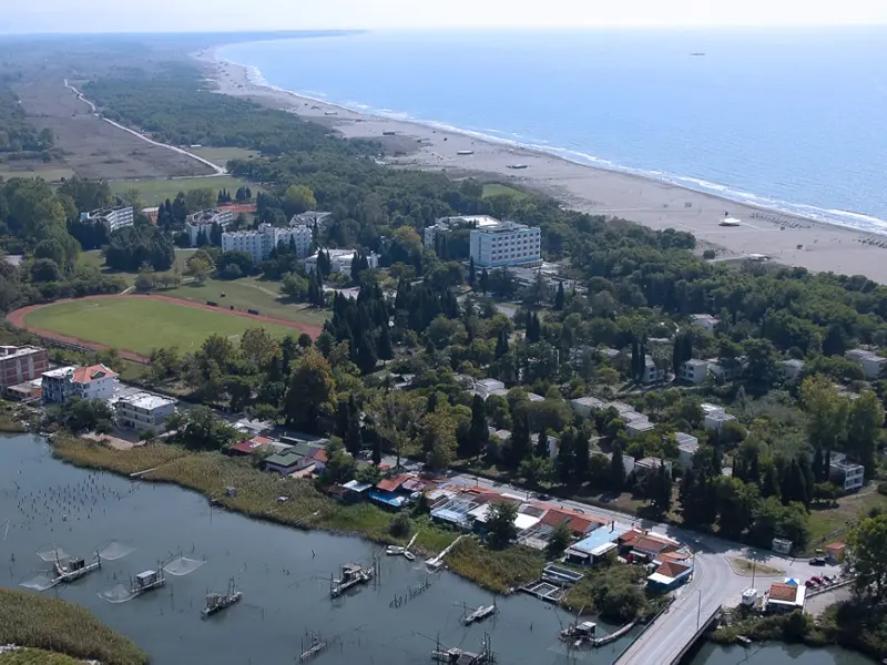 Aerial pogled na kompleks HTP Ulcinjska rivijera sa hotelima, sportskim terenima, zelenilom, peščanom plažom i morem