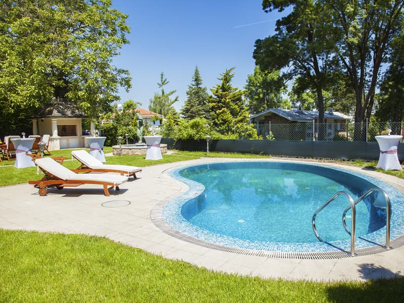 Bazen u Muse Event House & Garden sa ležaljkama, travnjakom, kaminom i kokteil stolovima