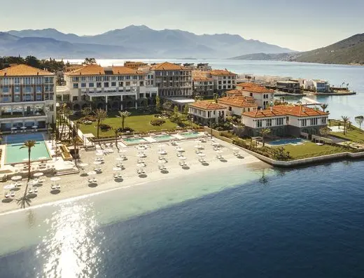 Aerijalni pogled na One & Only Portonovi resort sa plažom, bazenima, vilama, zelenilom i Bokokotorskim zalivom u pozadini