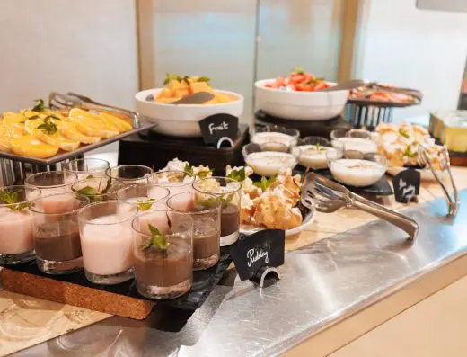 Bife doručak u Hotel Palma sa pudingom, kroasanima, svežim voćem, čokoladnim desertima i šlagom