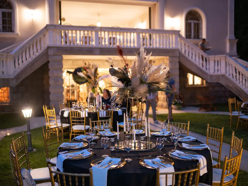 Detalj stola na noÄ‡nom dogaÄ‘aju u Muse Event House & Garden sa perjem, sveÄ‡ama i zlatnim priborom