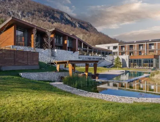 Pogled na kompleks Hotel Ramonda sa modernim zgradama, dekorativnim jezerom i planinom u pozadini