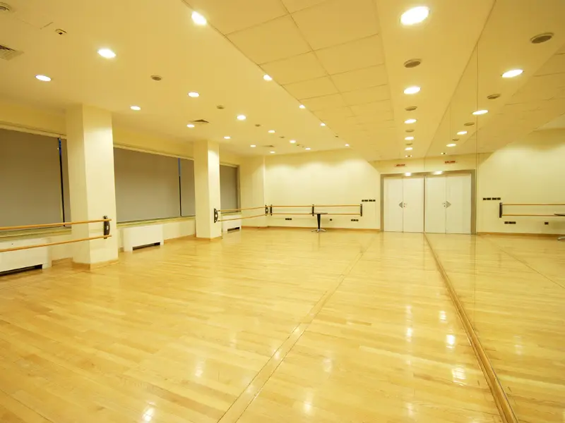Baletska sala u Opera & Theatre Madlenianum sa drvenim podom, ogledalima i baletskim šipkama