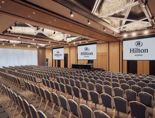 Velika konferencijska sala u Hilton Belgrade hotelu sa pozorišnom postavkom stolica i tri projekciona platna