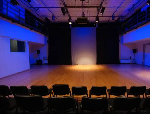 Eksperimentalna scena Opera & Theatre Madlenianum sa frontalnim pogledom na binu, plavim osvetljenjem i zvučnicima