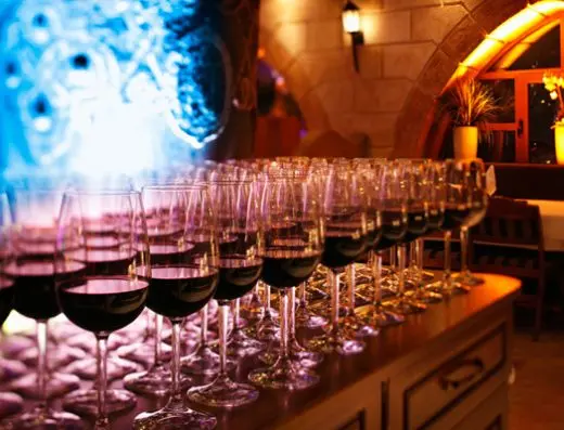 Čaše crnog vina na šanku Restorana Kalemegdanska terasa sa plavim ambijantalnim osvetljenjem