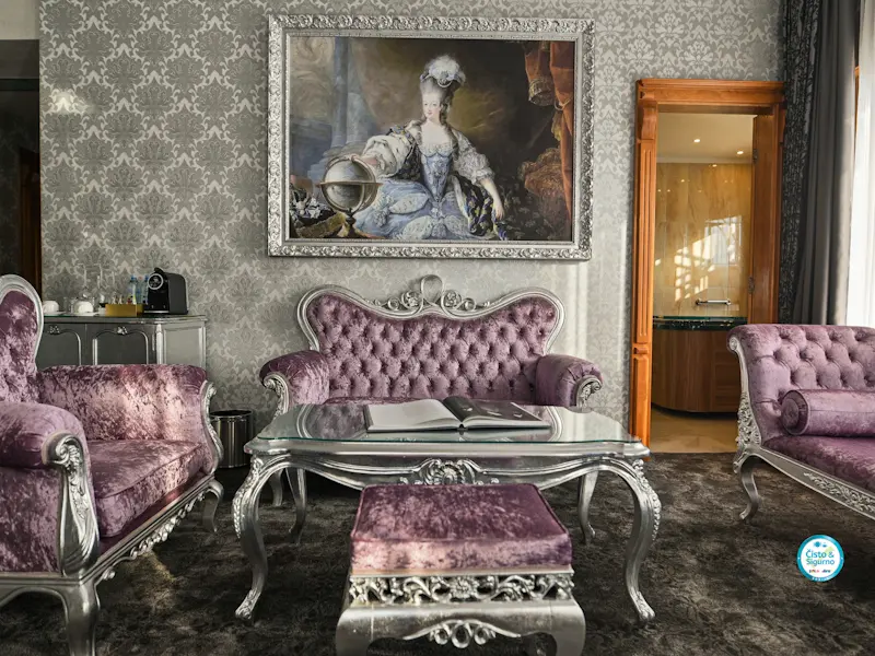 Apartman u Prezident Palace Belgrade sa ljubičastim baroknim foteljama u srebrnom okviru, damask tapetom i umetničkom slikom