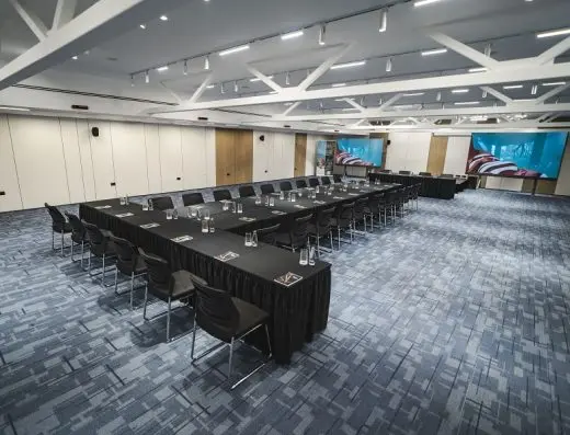 Konferencijska sala u Hotel Tara u U-rasporedu sa bočnim pogledom zdesna, ekranom u pozadini i drvenim panelima na zidovima
