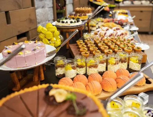 Bogat bife sa desertima i kolačima u restoranu Gorski Hotel & Spa sa makaronsima i tortama
