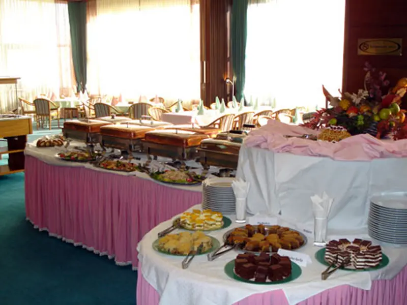 Bife sa doručkom u Hotel Grand Sarajevo sa kolačima, sendvičima, voćem, toplim jelima i roze stolnjacima
