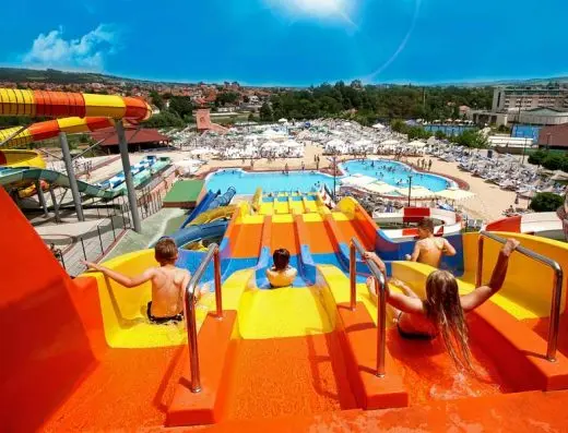 Aqua park u Hotel Izvor sa šarenim tobogama, bazenima i panoramskim pogledom na okolinu
