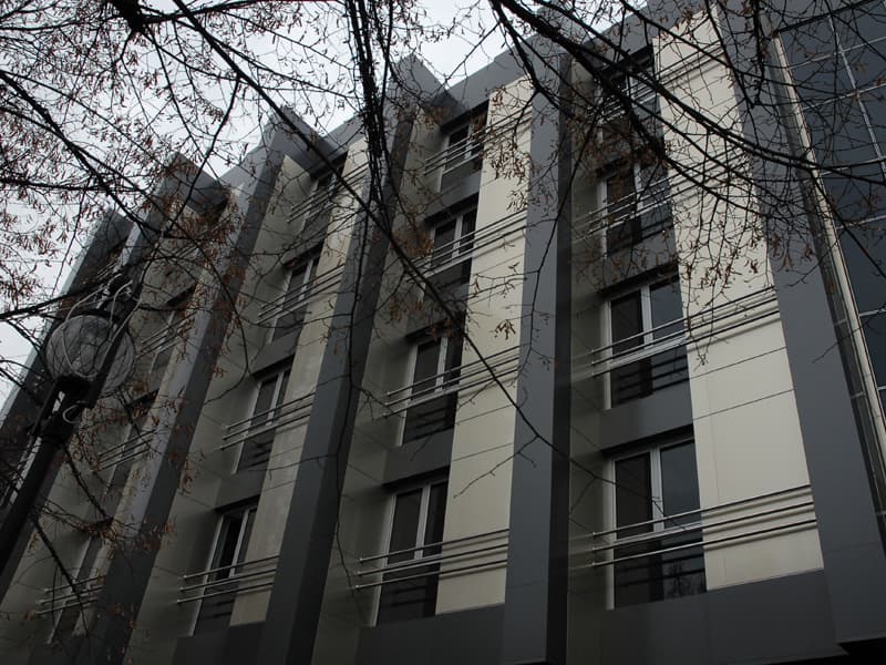Eksterijer Hotel Vojvodina sa modernom sivom fasadom, metalnim balkonskim ogradama i vertikalnim prozorskim nizovima