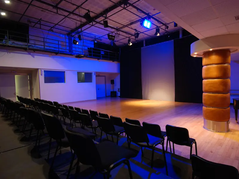Eksperimentalna scena Opera & Theatre Madlenianum iz publike sa pogledom na drvenu binu i dekorativni stub