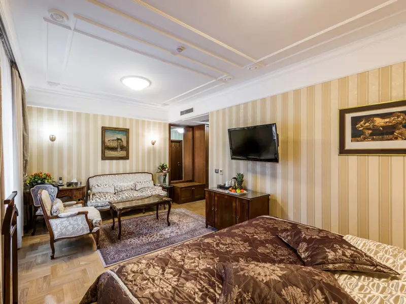 Apartman u Hotel Moskva sa bračnim krevetom, dnevnom sobom, televizorom, prugastom tapetom i klasičnim nameštajem