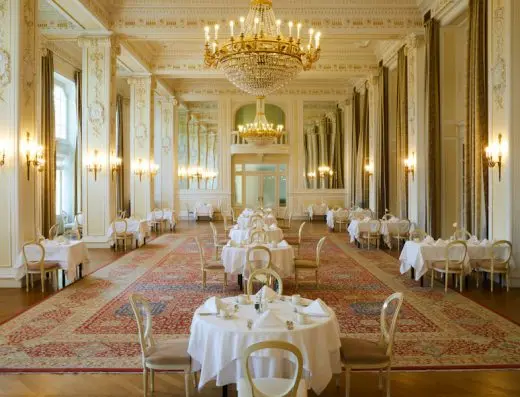 Balska dvorana u Kempinski Palace Portorož sa zlatnim kristalnim lusterima, belim stolnjacima, zlatnim stolicama, persijskim tepihom i klasičnim štuko dekoracijama