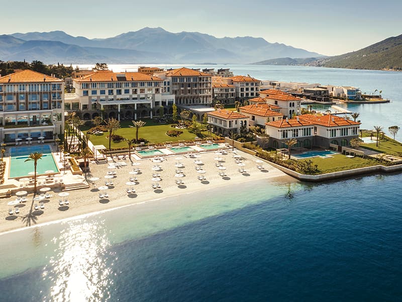 Aerijalni pogled na One & Only Portonovi resort sa plažom, bazenima, vilama, zelenilom i Bokokotorskim zalivom u pozadini