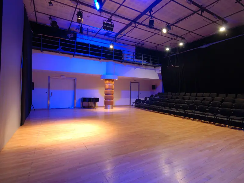 Eksperimentalna scena Opera & Theatre Madlenianum sa pogledom sa bine na stolice i plavo osvetljenje
