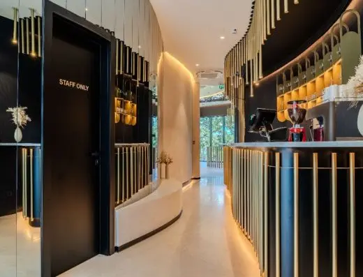 Bar i recepcija event centra hotela Pinija sa crno-zlatnim enterijerom i modernim dizajnom