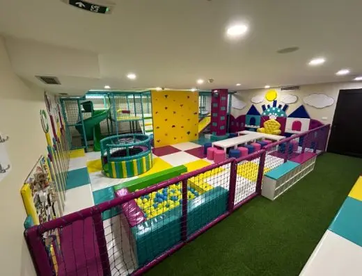 Dečja igraonica u Hotel Terme 36.6 sa šarenim toboganom, zidnom penjalicoom, bazenom sa lopticama, trampolinom i veštačkom travom