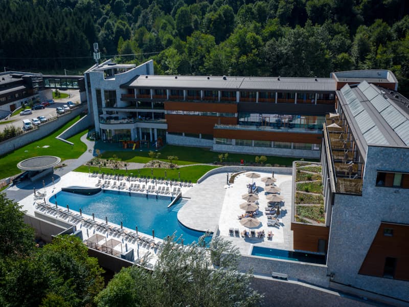 Aerial pogled na Hotel Ramonda sa spoljnim bazenom, ležaljkama, suncobranima i zelenom okolinom