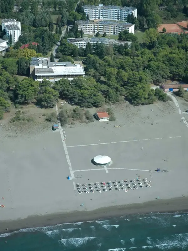 Aerial pogled na hotel Bellevue u okviru HTP Ulcinjska rivijera sa peščanom plažom, ležaljkama, suncobranima i pogledom na more