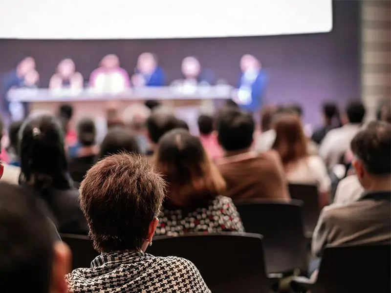 Konferencijski panel u Artist Hotel Subotica sa govornicima za stolom, projekcionim platnom i publikom u sali
