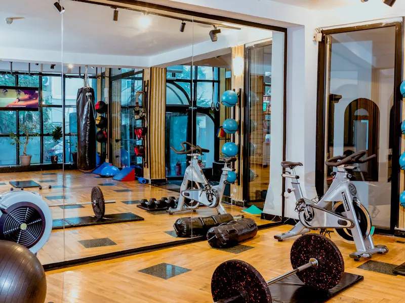 Fitnes sala u Hotel Nobel Gallery sa spravama za vežbanje, spinning biciklom, boks džakom, tegovima, pilates loptama, drvenim podom i zidnim ogledalima