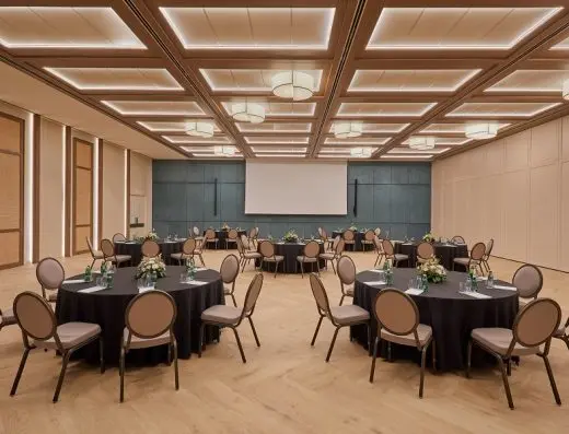 Balska dvorana u Hyatt Regency Kotor Bay Resort sa okruglim stolovima u banket rasporedu, tamnim stolnjacima, cvećem i drvenim kasetiranim plafonom