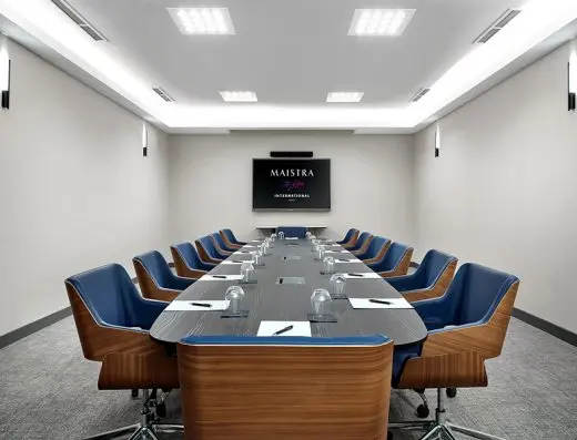 Boardroom sala u Hotel International Zagreb sa dugačkim stolom, plavim kožnim stolicama sa drvenim okvirom i TV ekranom