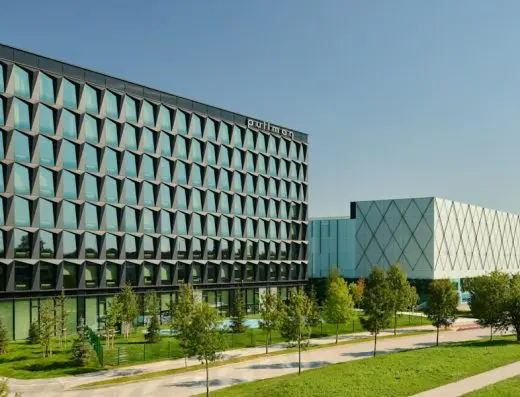 Eksterijer hotela Pullman Zagreb sa modernom geometrijskom staklenom fasadom, natpisom pullman na vrhu i zelenim drvoredima ispred