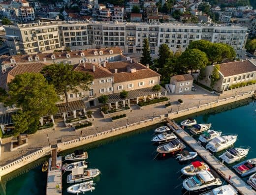 Aerijalni pogled na Lazure Hotel & Marina i marinu sa brodovima, kamenom fasadom i terakota krovovima