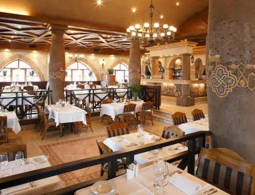 Unutrašnjost Restorana Kalemegdanska terasa sa mozaik stubovima, lučnim prozorima, lusterom i belim stolnjacima