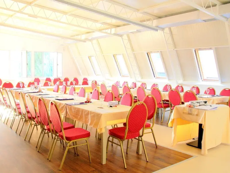 Konferencijska sala u Hotel Royal Spa sa banket rasporedom stolova, crvenim stolicama i krovnim prozorima