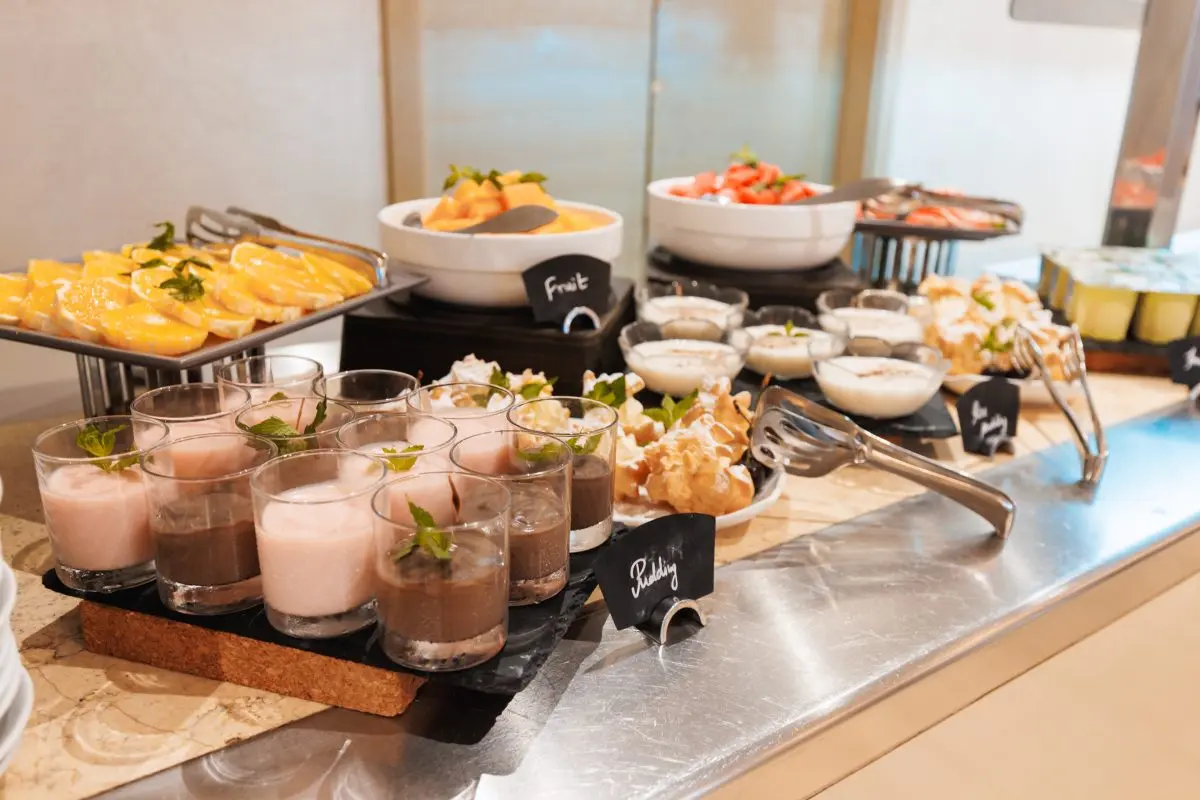 Bife doručak u Hotel Palma sa pudingom, kroasanima, svežim voćem, čokoladnim desertima i šlagom