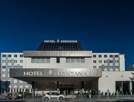 Eksterijer Hotel Fontana, Vrnjačka Banja sa modernom fasadom, natpisom na glavnom ulazu i nadstrešnicom